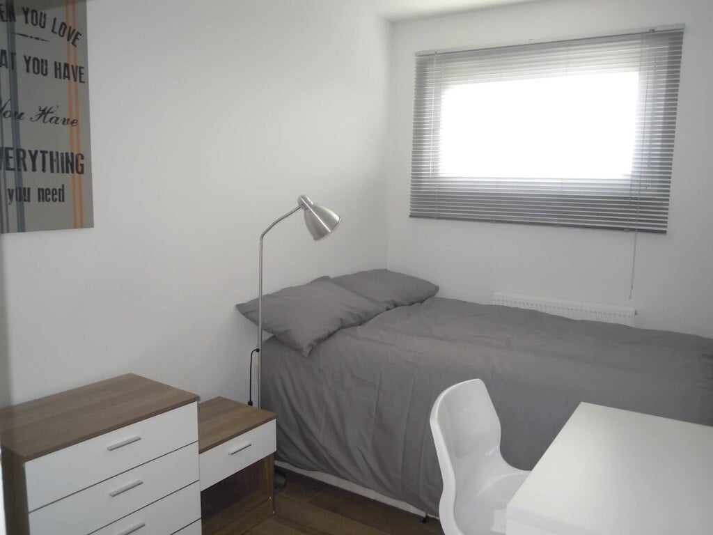 Room Commercial Road in Greater London