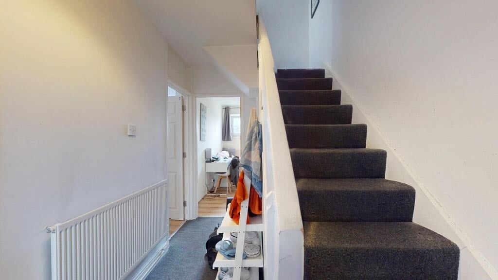 Room Commercial Road in Greater London