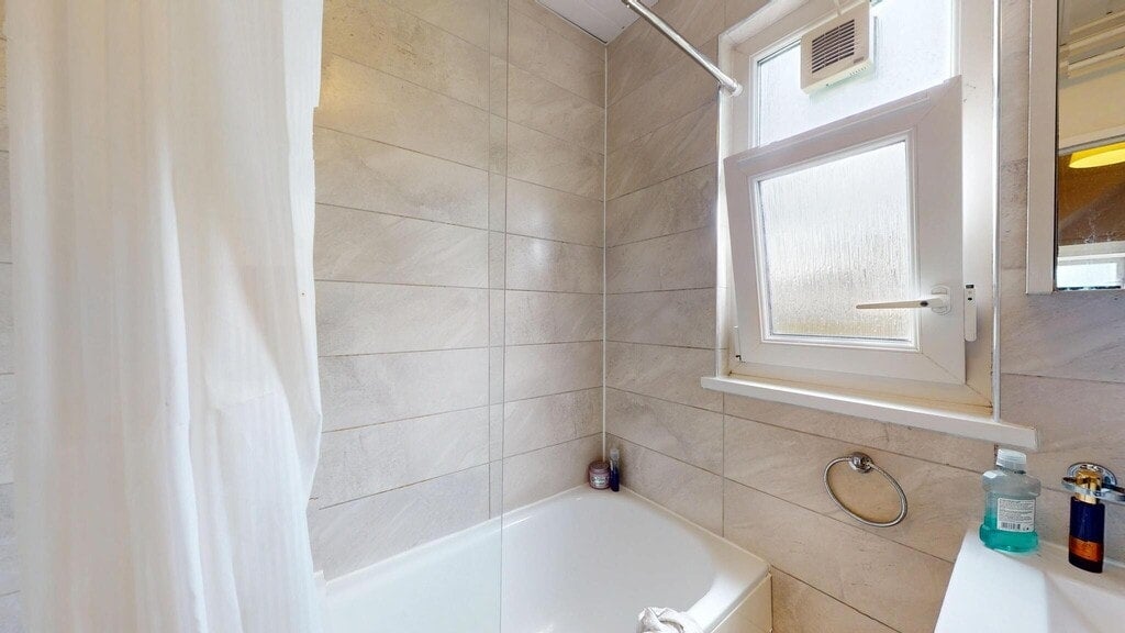 Room Commercial Road in Greater London