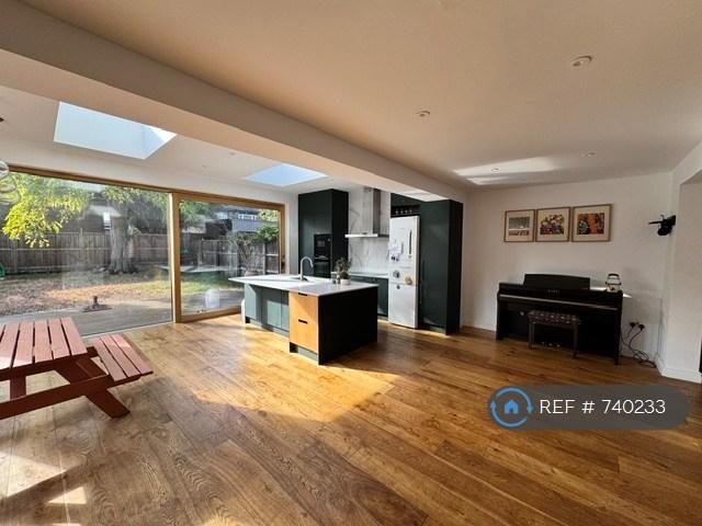 House Spindrift Avenue in Greater London