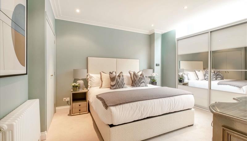 Flat Grosvenor Hill in City of Westminster