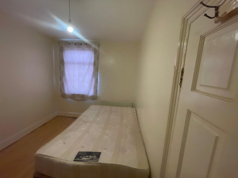 Room Tunmarsh Lane in Greater London