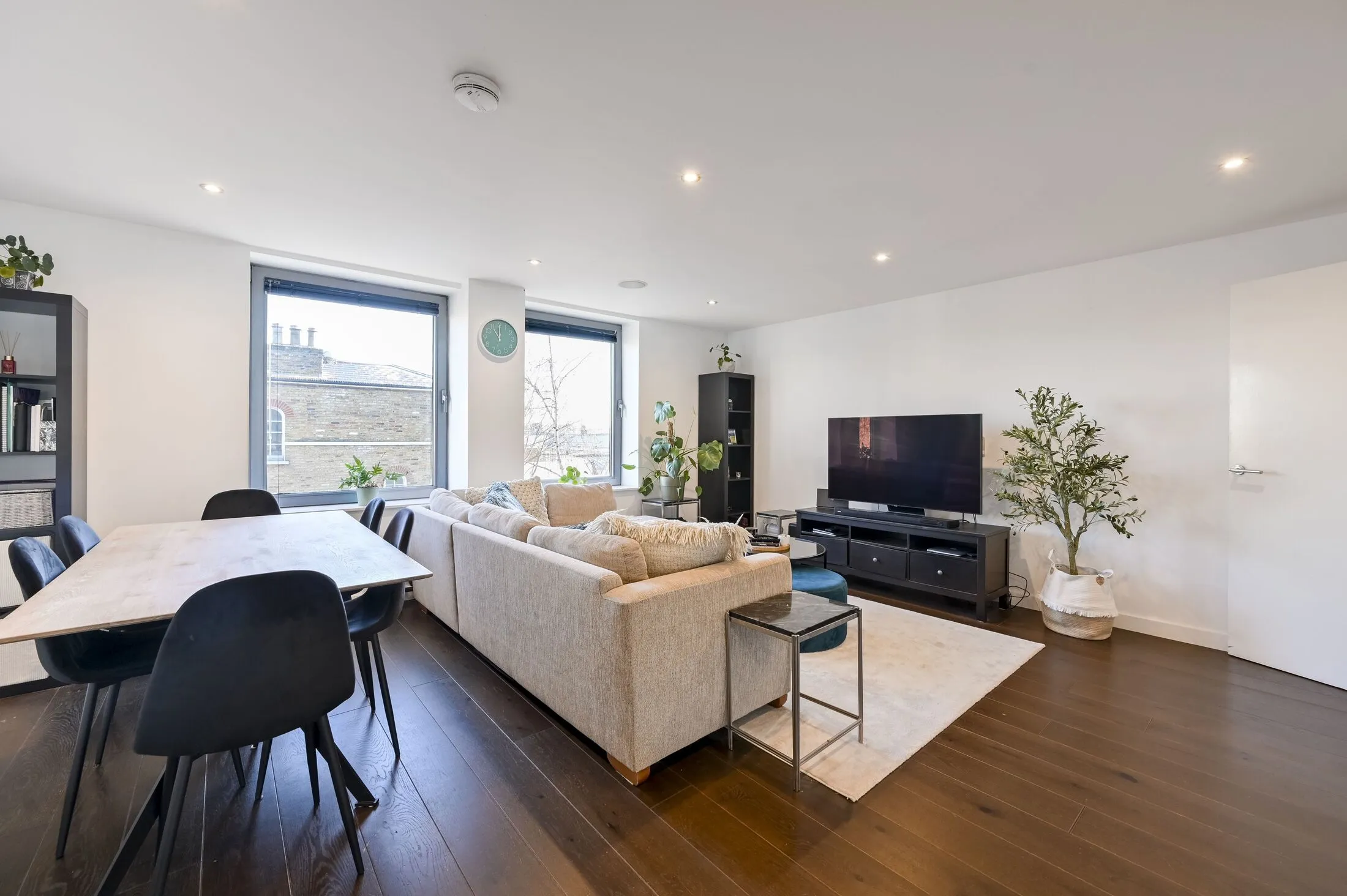 Flat Welmar Mews in Greater London