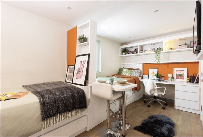 Room Leman Street in Greater London