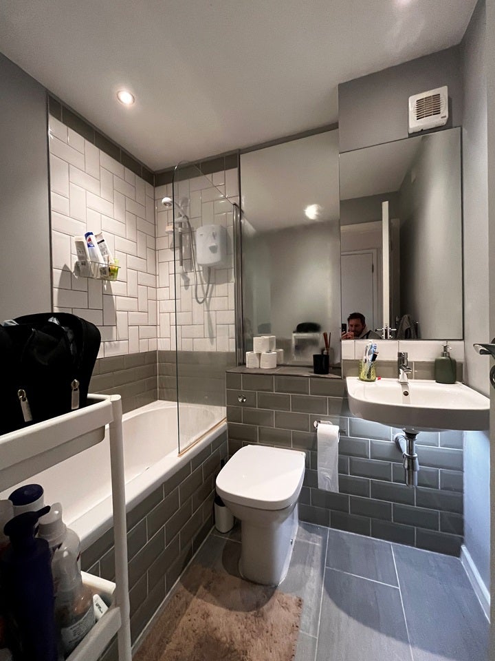 Flat Silver Close in Greater London