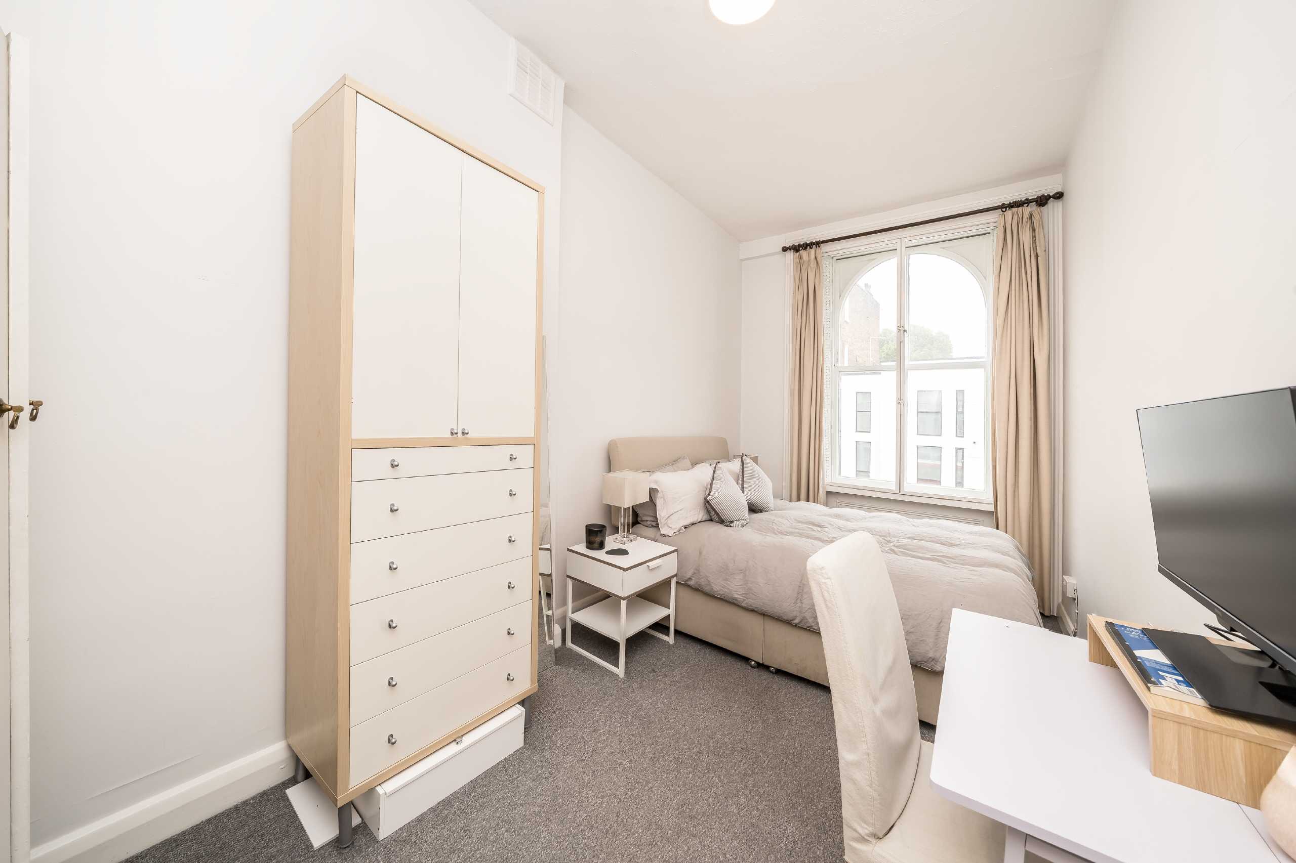 Flat Elgin Crescent in Greater London