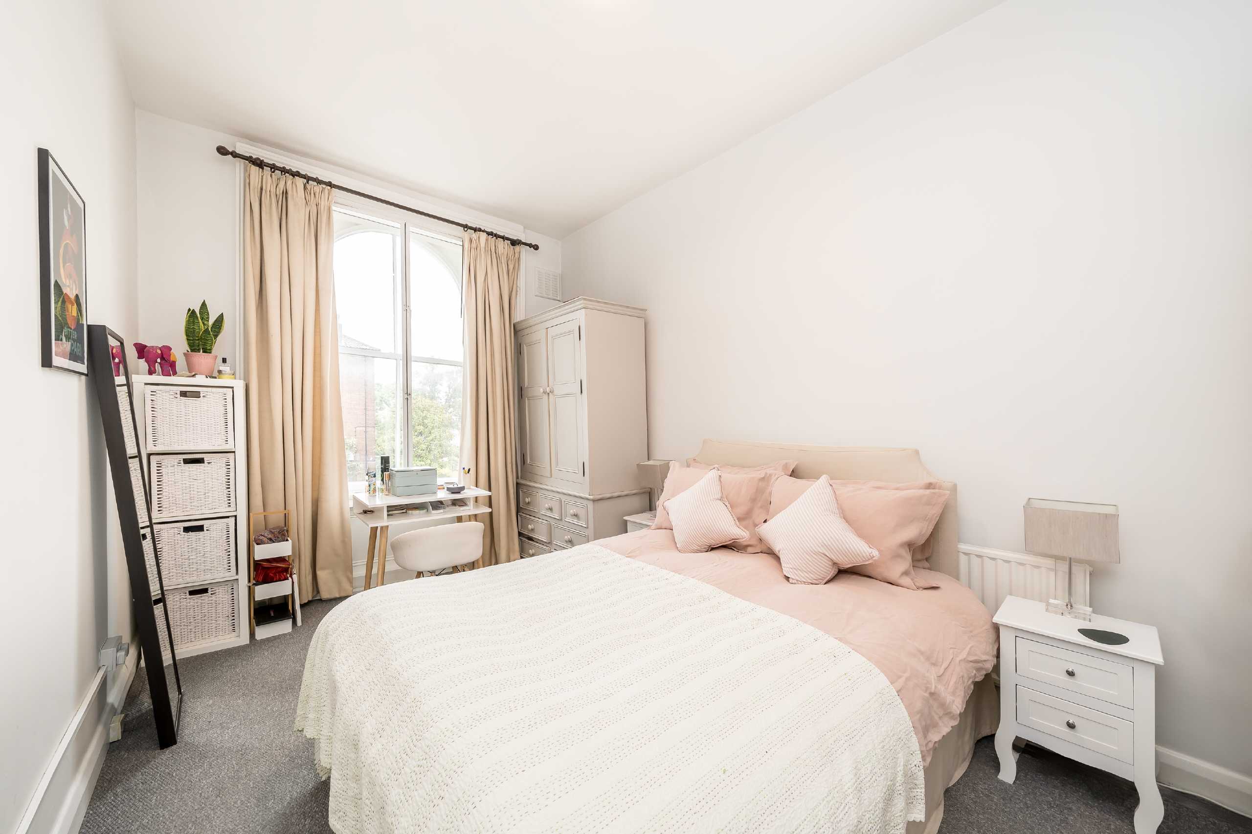 Flat Elgin Crescent in Greater London
