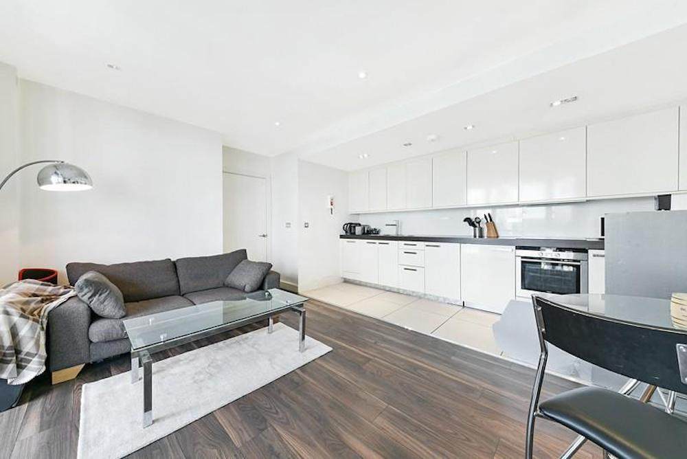 Flat Leman Street in Greater London