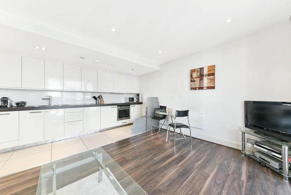 Flat Leman Street in Greater London