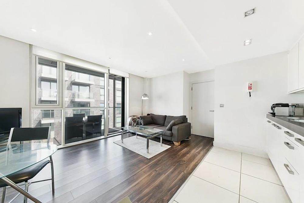 Flat Leman Street in Greater London