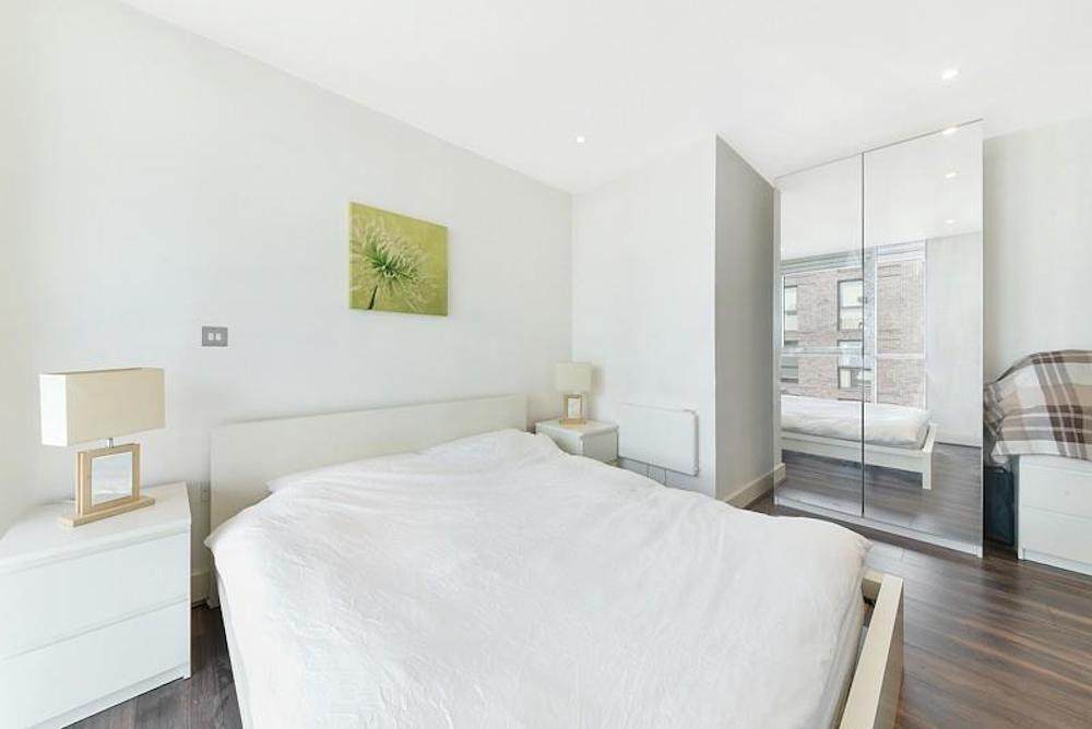 Flat Leman Street in Greater London