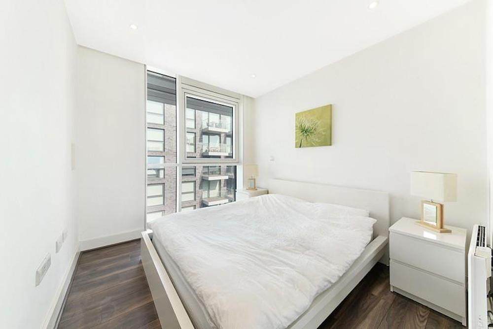 Flat Leman Street in Greater London