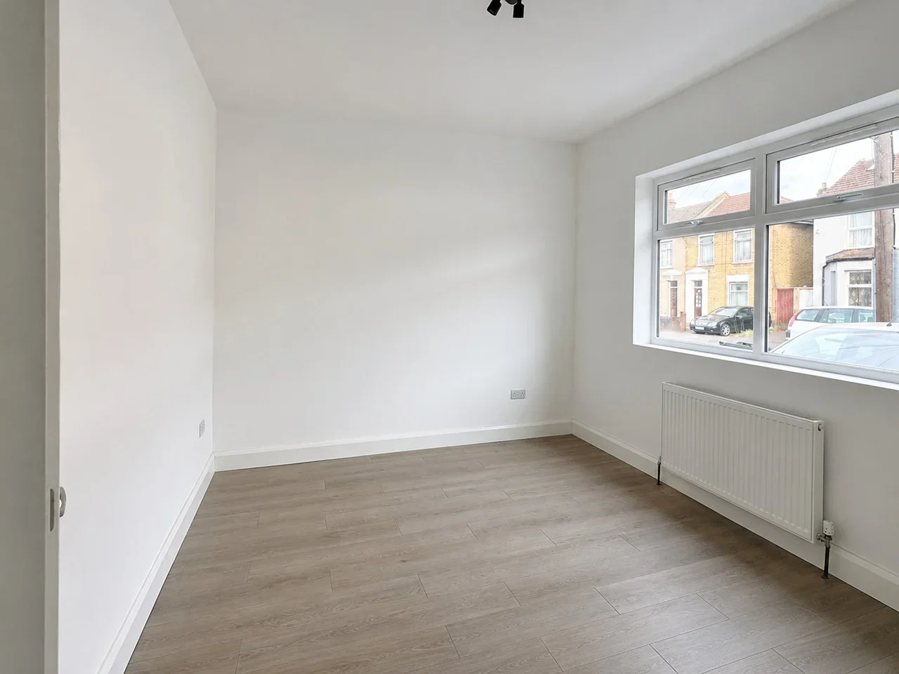 Flat Grange Road in Greater London