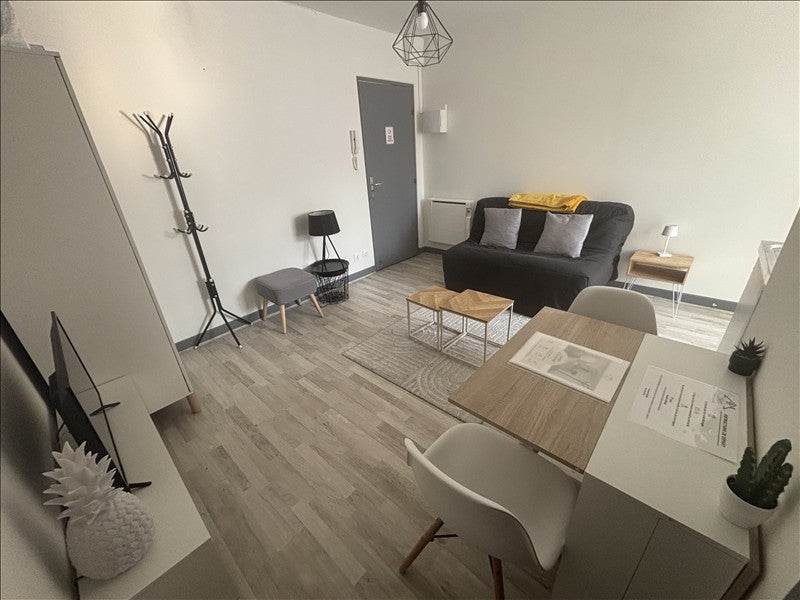 Room Rue Duquenelle in Reims