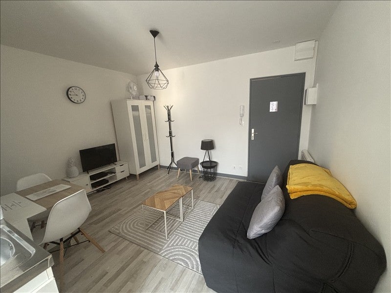 Room Rue Duquenelle in Reims