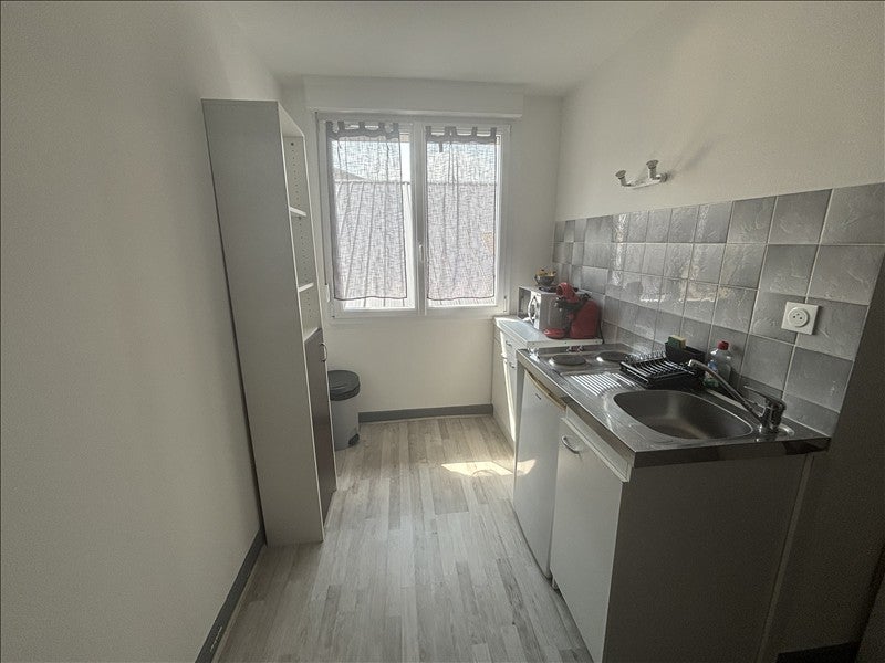 Room Rue Duquenelle in Reims
