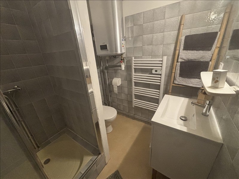 Room Rue Duquenelle in Reims