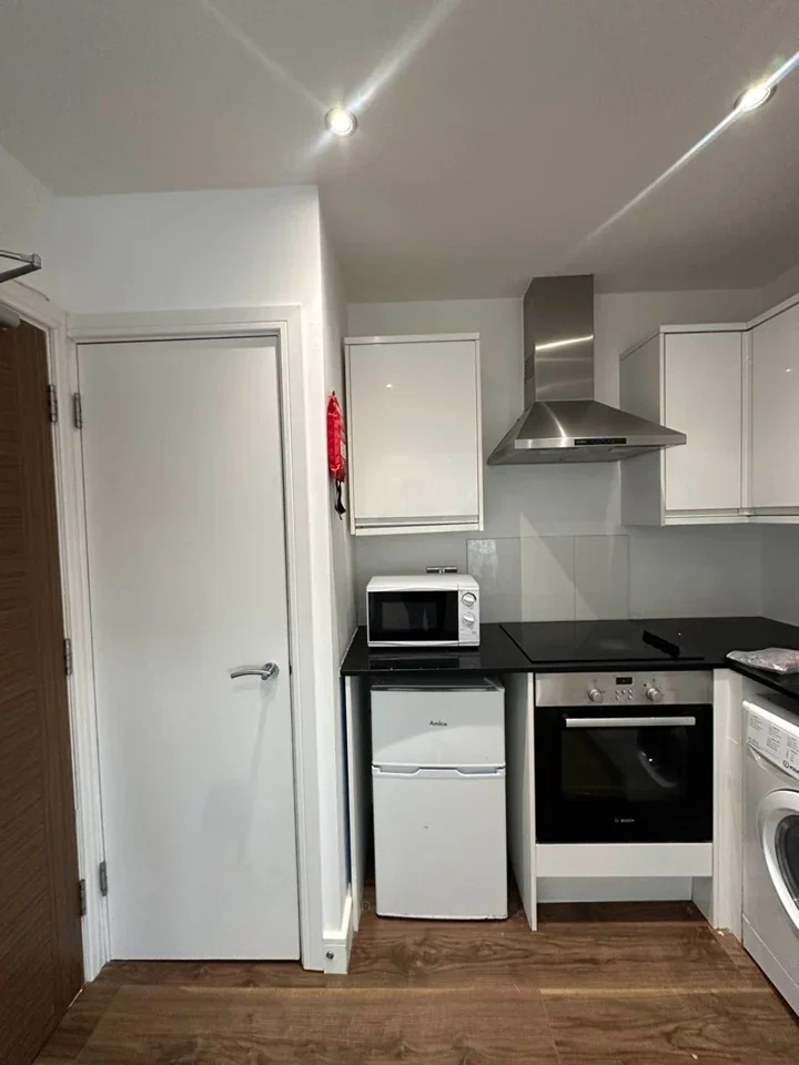 Flat Elmgrove Road in Greater London