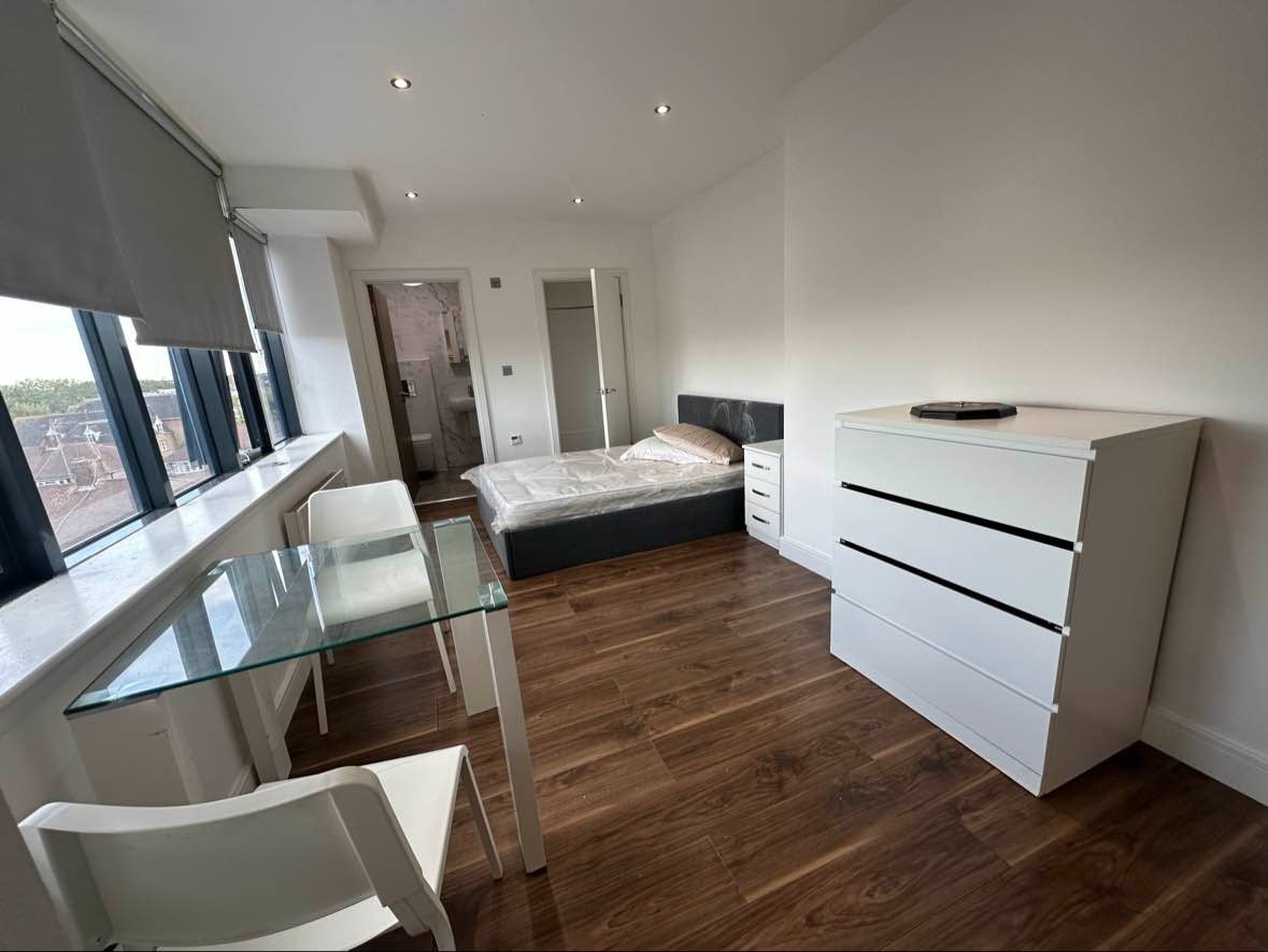 Flat Elmgrove Road in Greater London