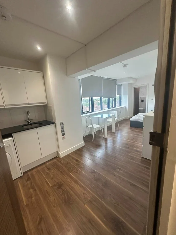 Flat Elmgrove Road in Greater London