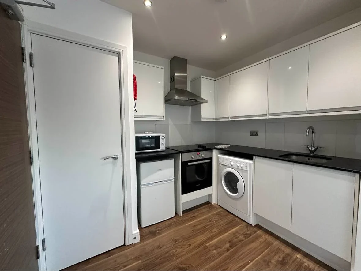 Flat Elmgrove Road in Greater London