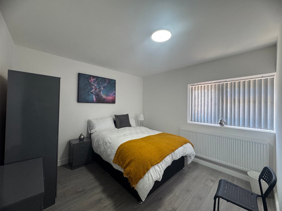 Room Oval Road in Sandwell