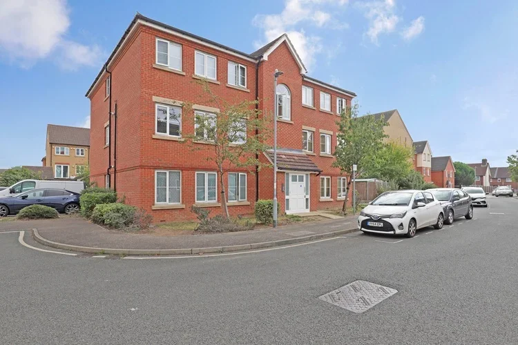 Flat Tallow Close in Greater London