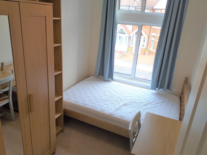 Flat Craven Avenue in Greater London