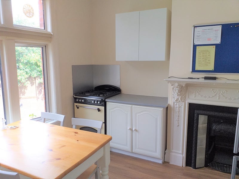 Flat Craven Avenue in Greater London