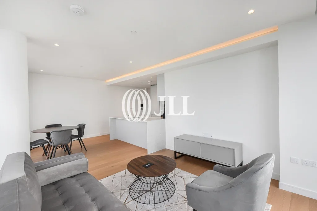 Flat Marsh Wall in Greater London