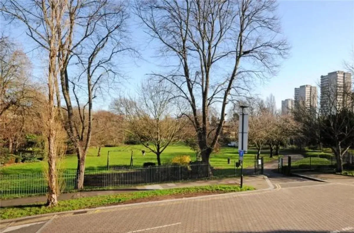 Flat Great West Road in Greater London