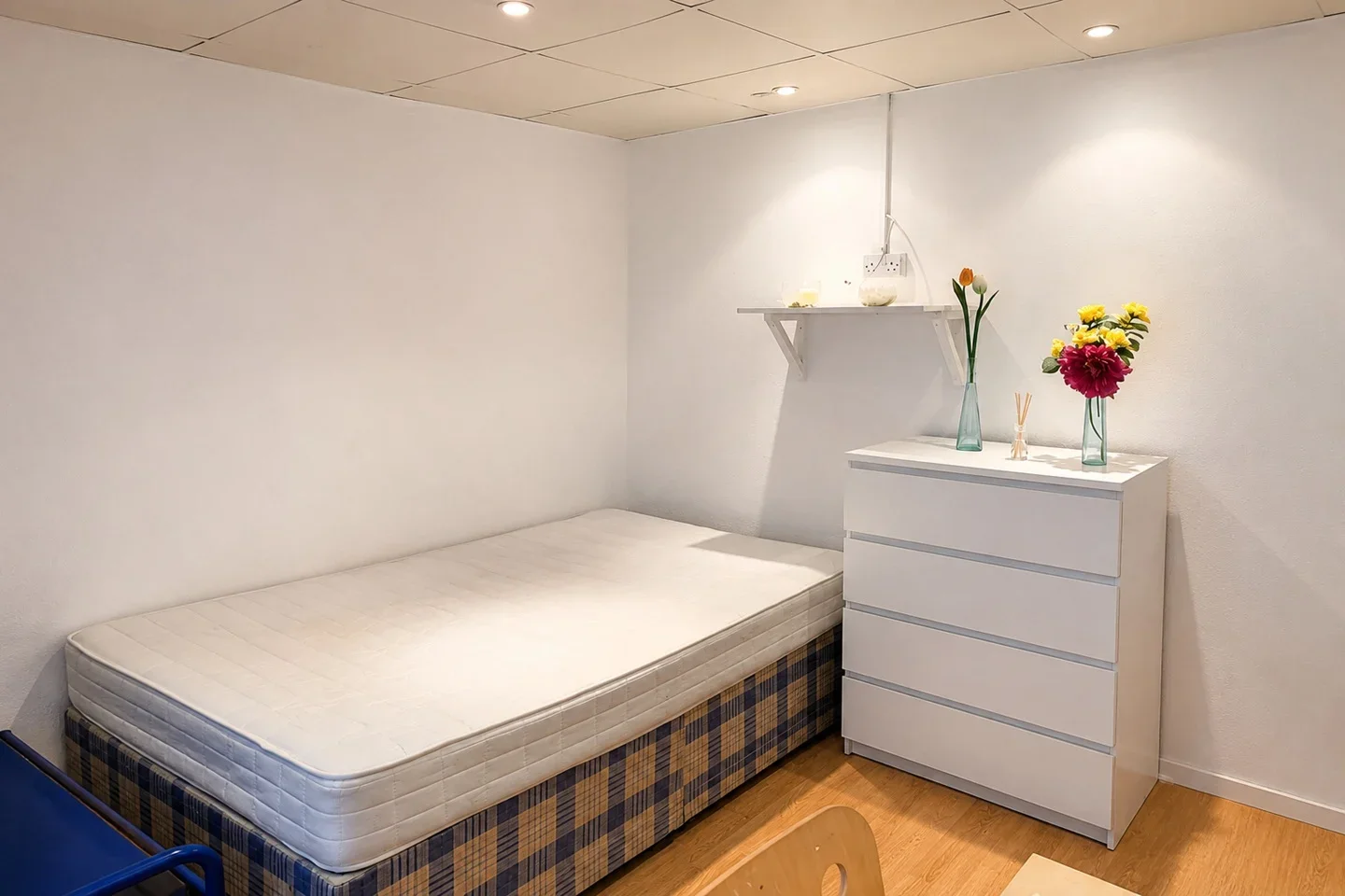 Room Frensham Drive in Greater London