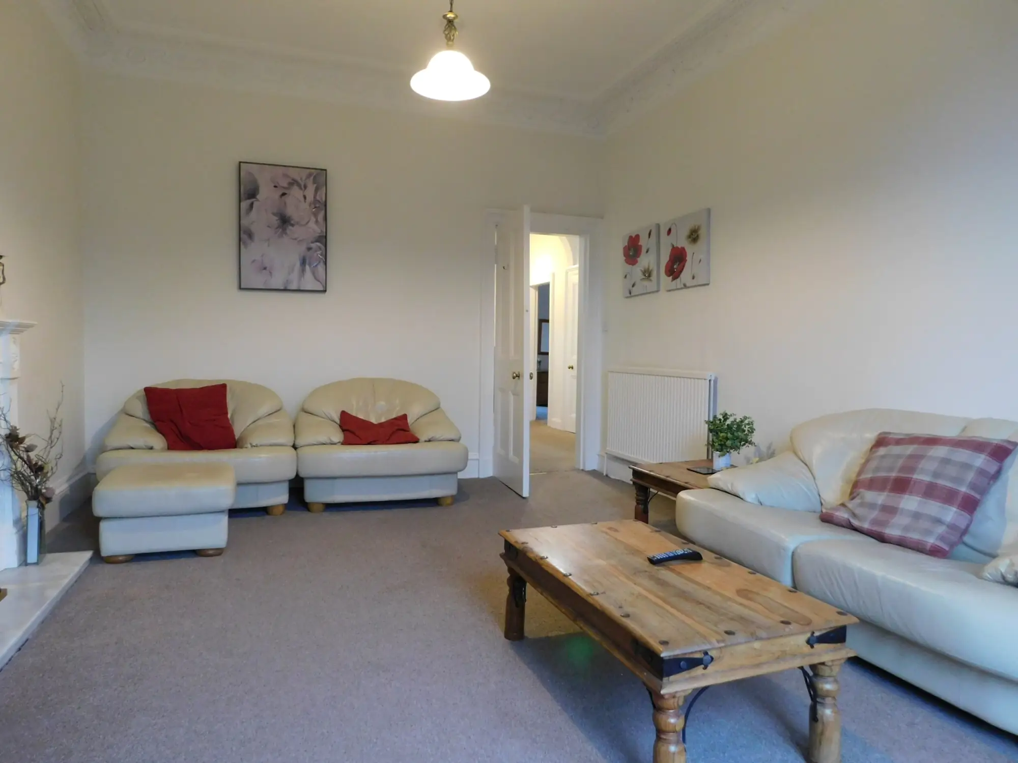 Flat Polwarth Crescent in City of Edinburgh