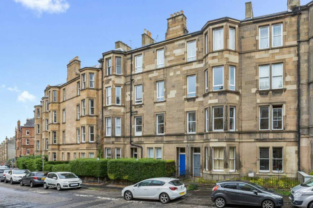 Flat Polwarth Crescent in City of Edinburgh