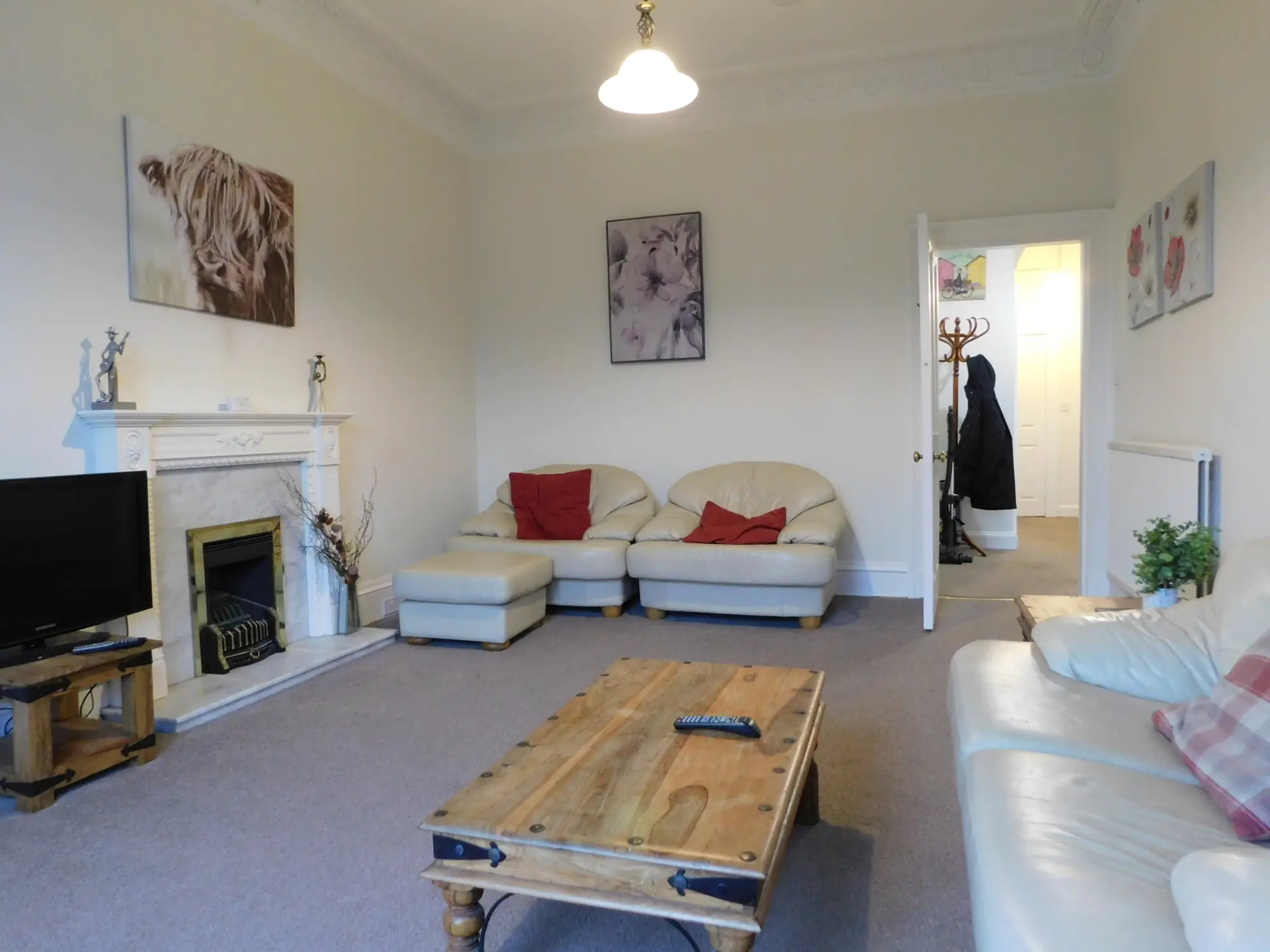 Flat Polwarth Crescent in City of Edinburgh