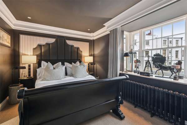 House Hilary Close in Greater London