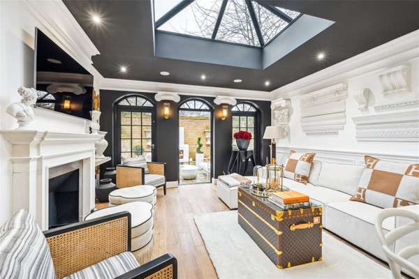 House Hilary Close in Greater London