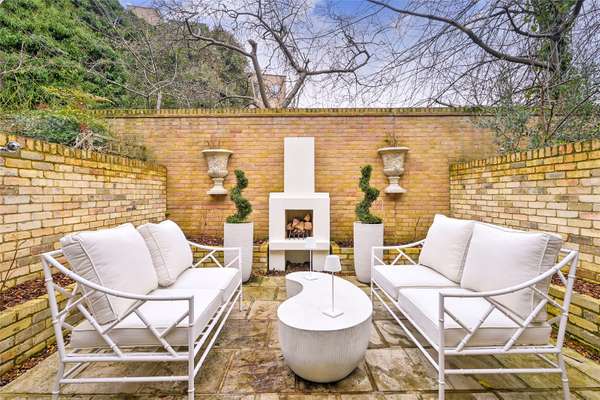 House Hilary Close in Greater London