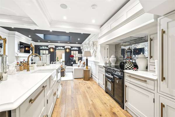 House Hilary Close in Greater London