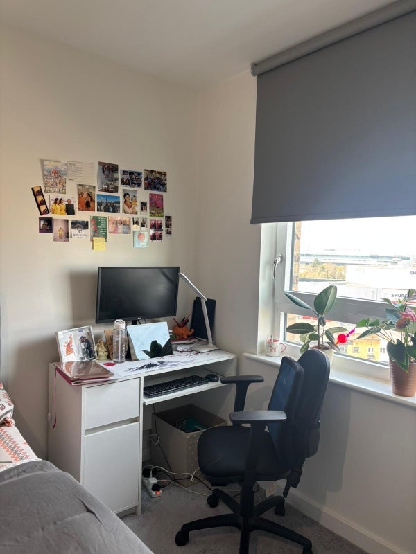 Room North Woolwich Road in Greater London