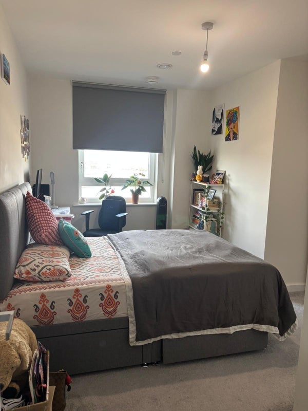 Room North Woolwich Road in Greater London