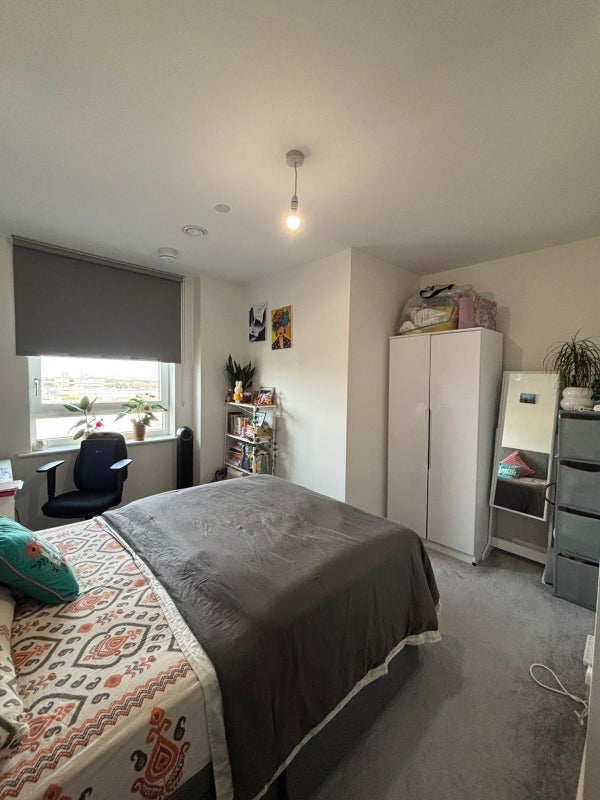 Room North Woolwich Road in Greater London
