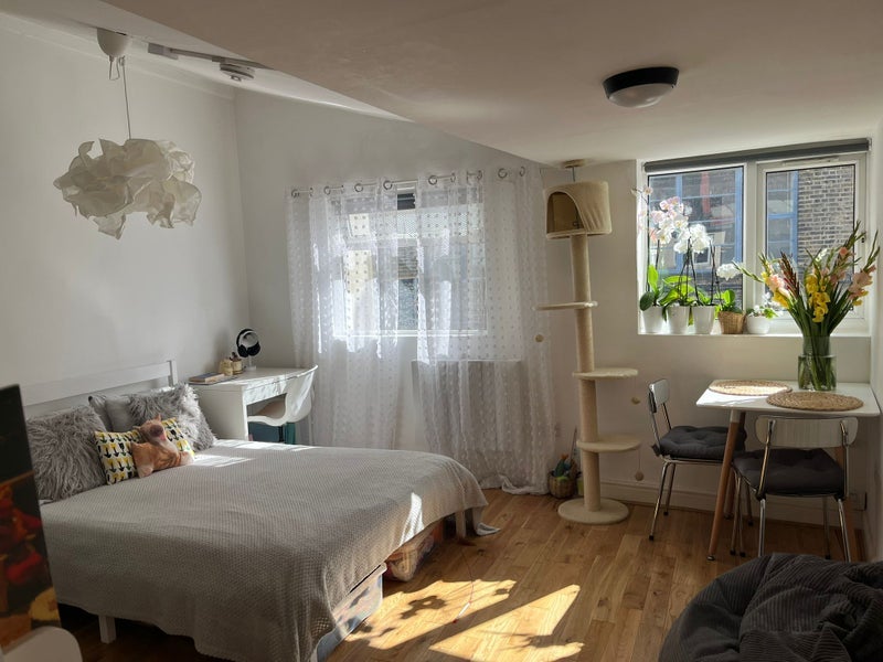 Flat Kingsland Road in Greater London