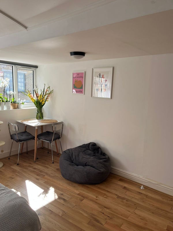 Flat Kingsland Road in Greater London