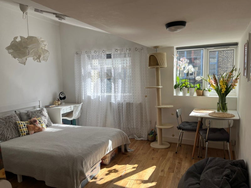 Flat Kingsland Road in Greater London