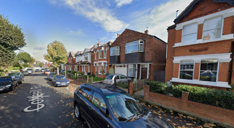 Flat Dennan Road in Greater London
