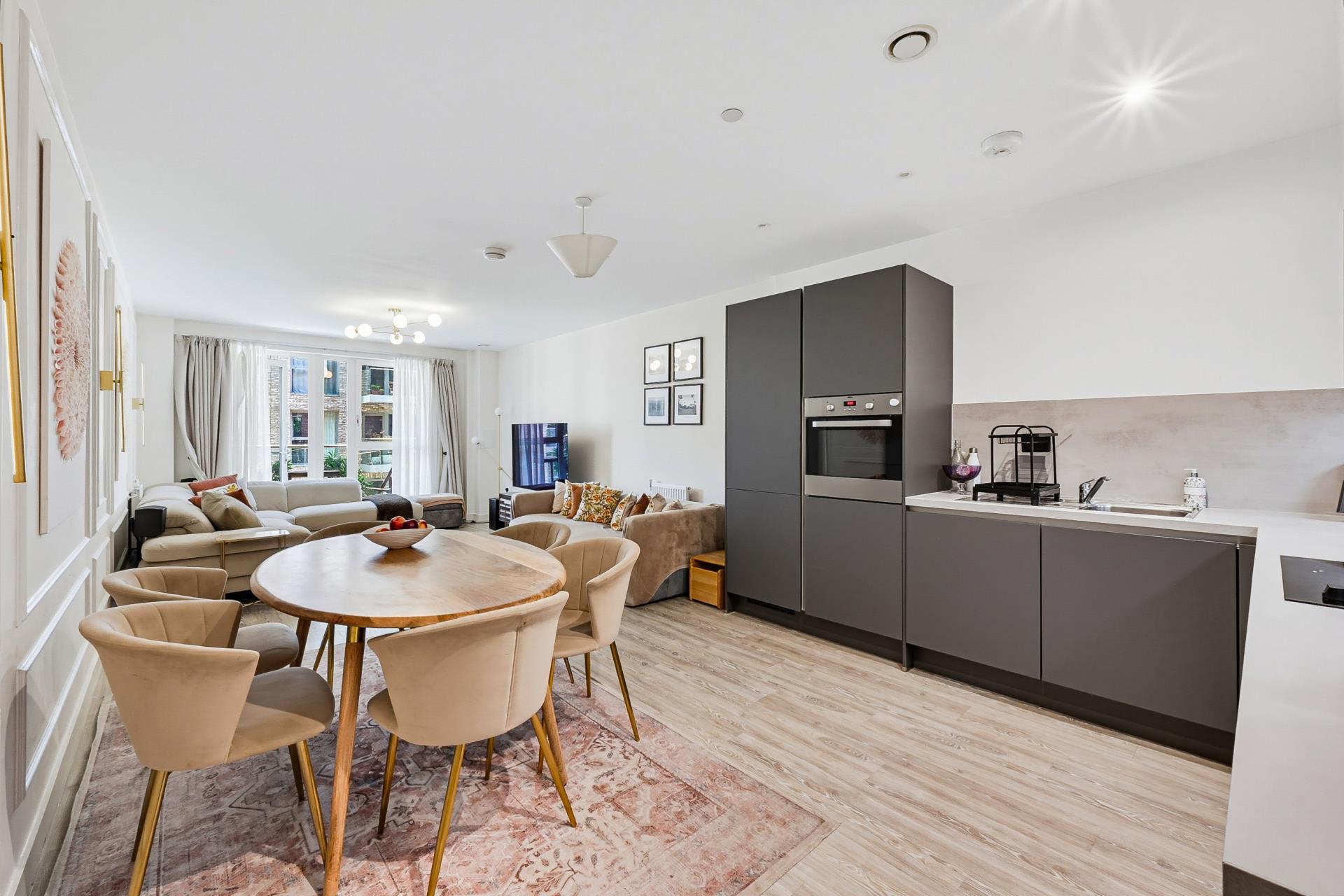 Flat Thunderer Street in Greater London