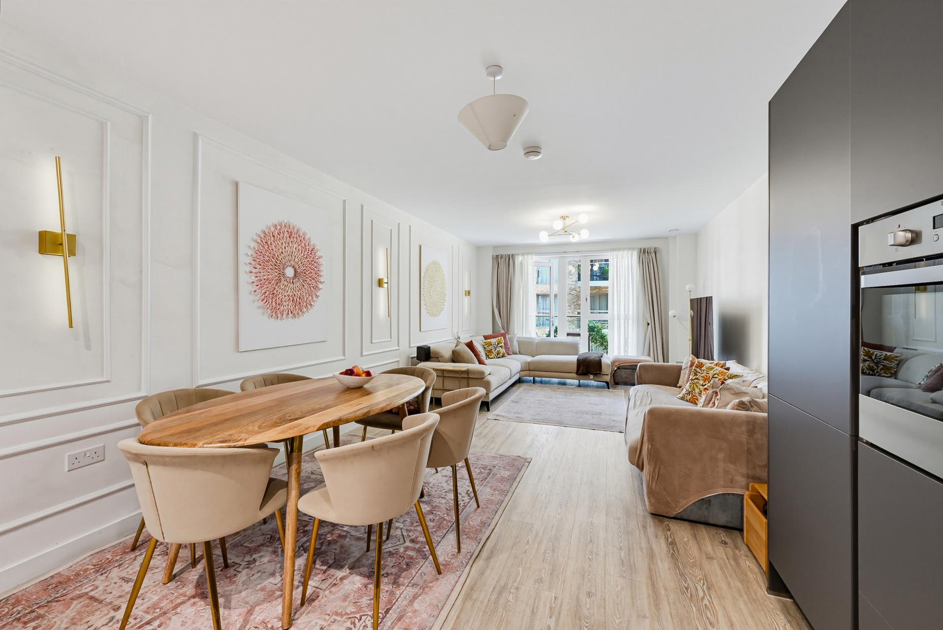 Flat Thunderer Street in Greater London