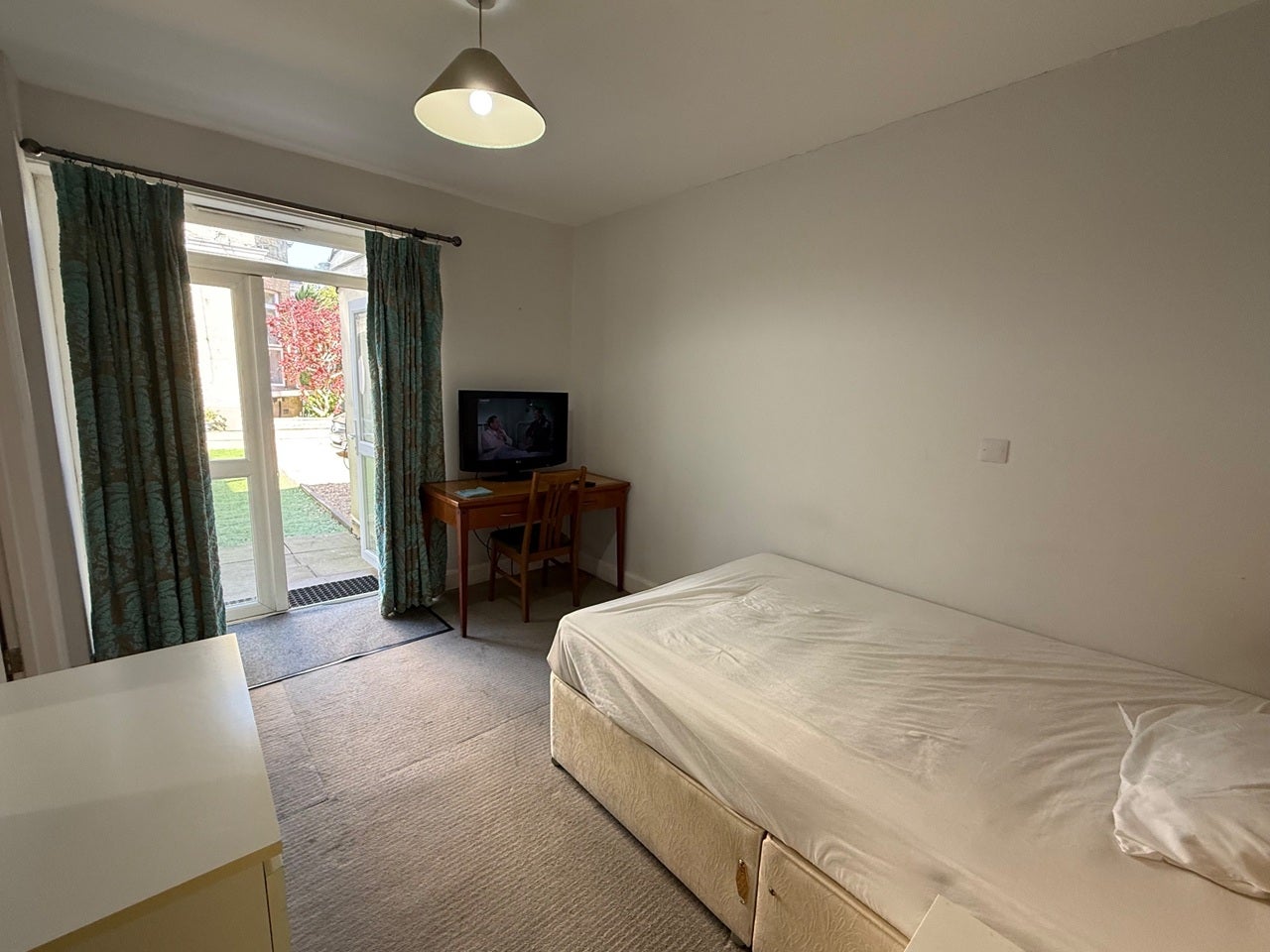 Room Epsom Road in Epsom and Ewell