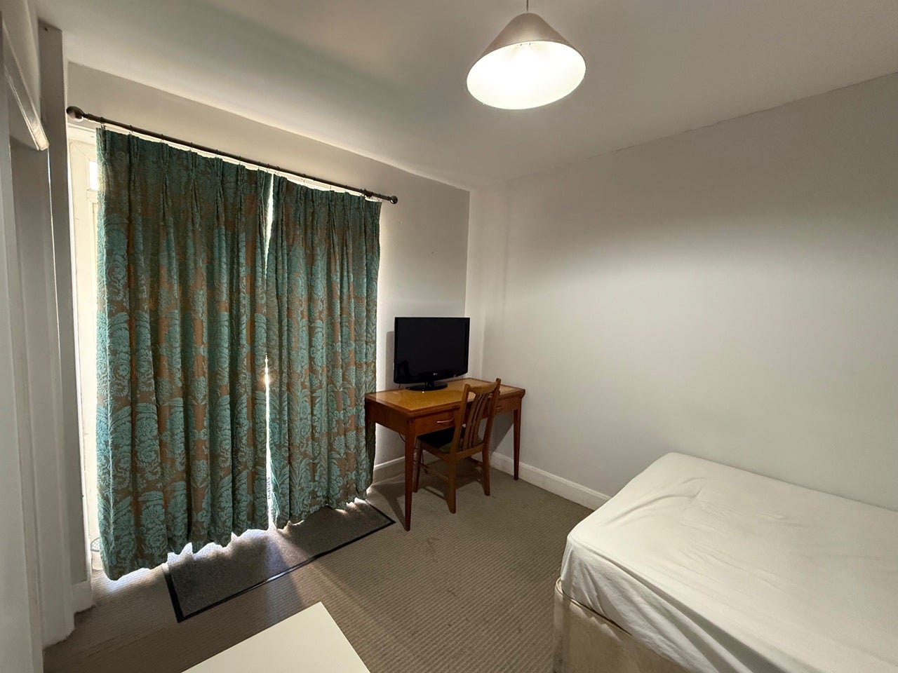 Room Epsom Road in Epsom and Ewell